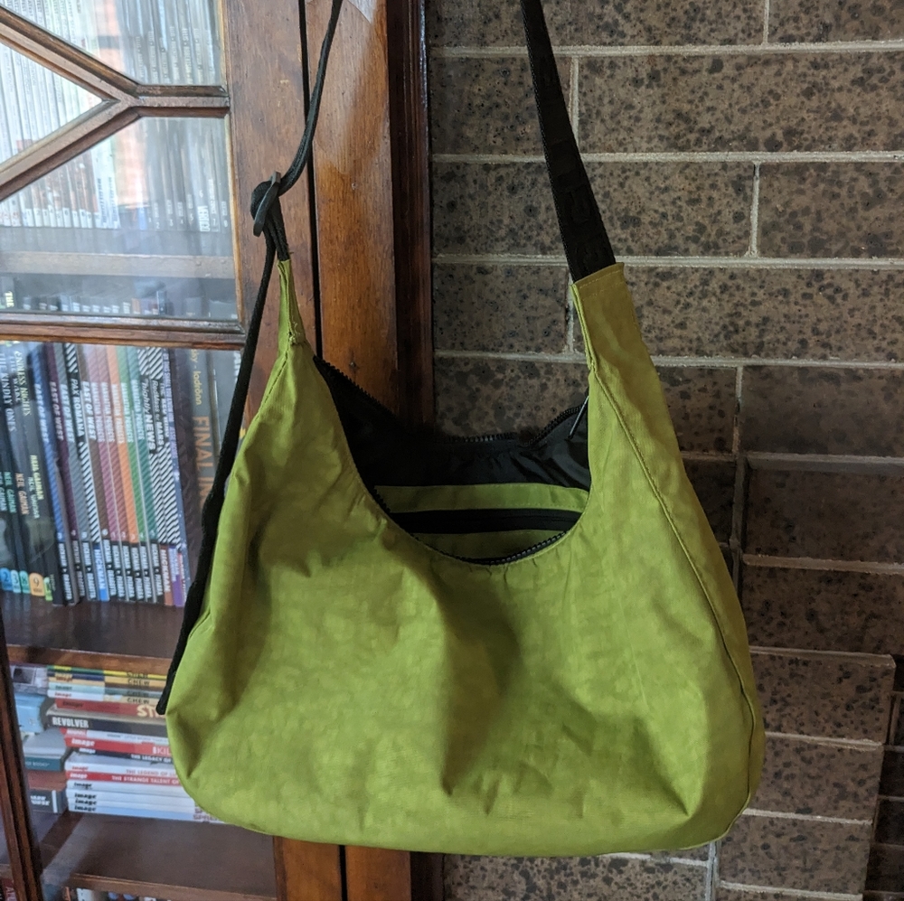 *used* Avocado green medium crescent baggu